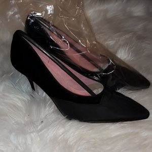 BRAND NEW Velvet Newport News Pumps